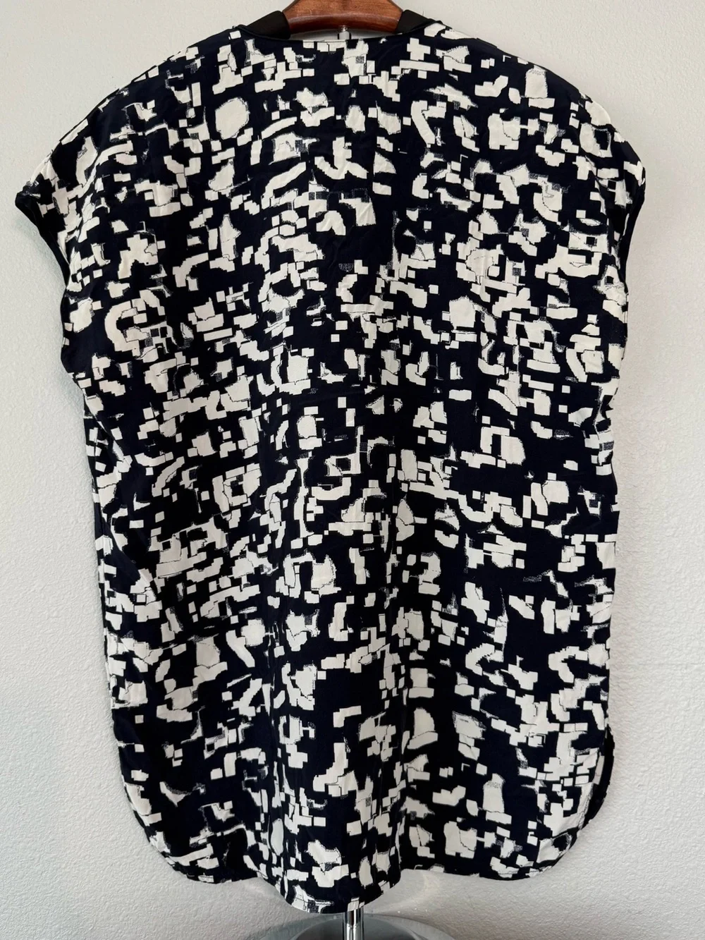 Vince 100% Silk Sleeveless Top Abstract Print Women Size M - Picture 11 of 12